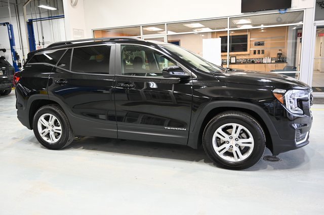 Used 2024 GMC Terrain SLE w/ Driver Convenience Package image 4