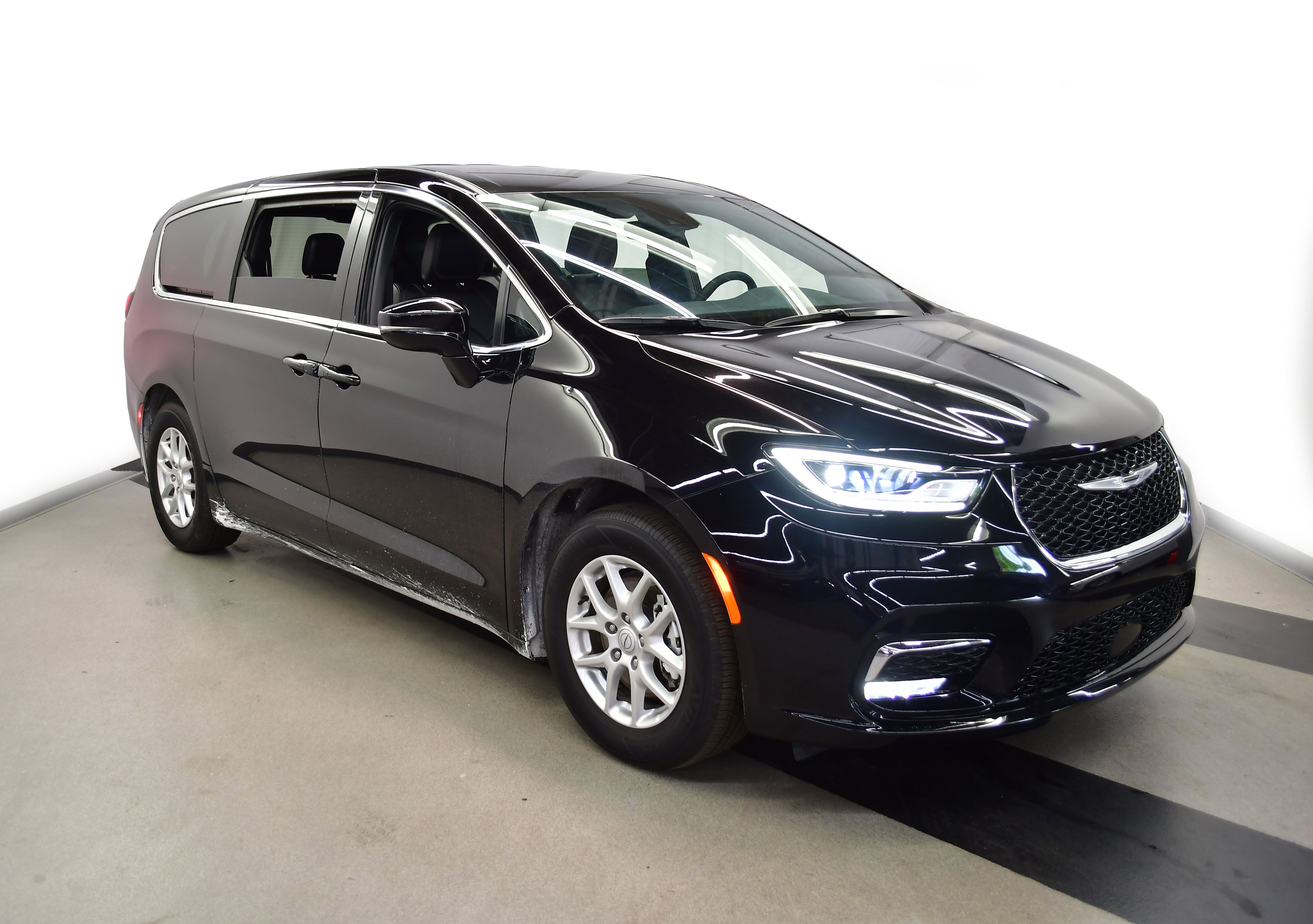 Used 2025 Chrysler Pacifica Select FWD image 2