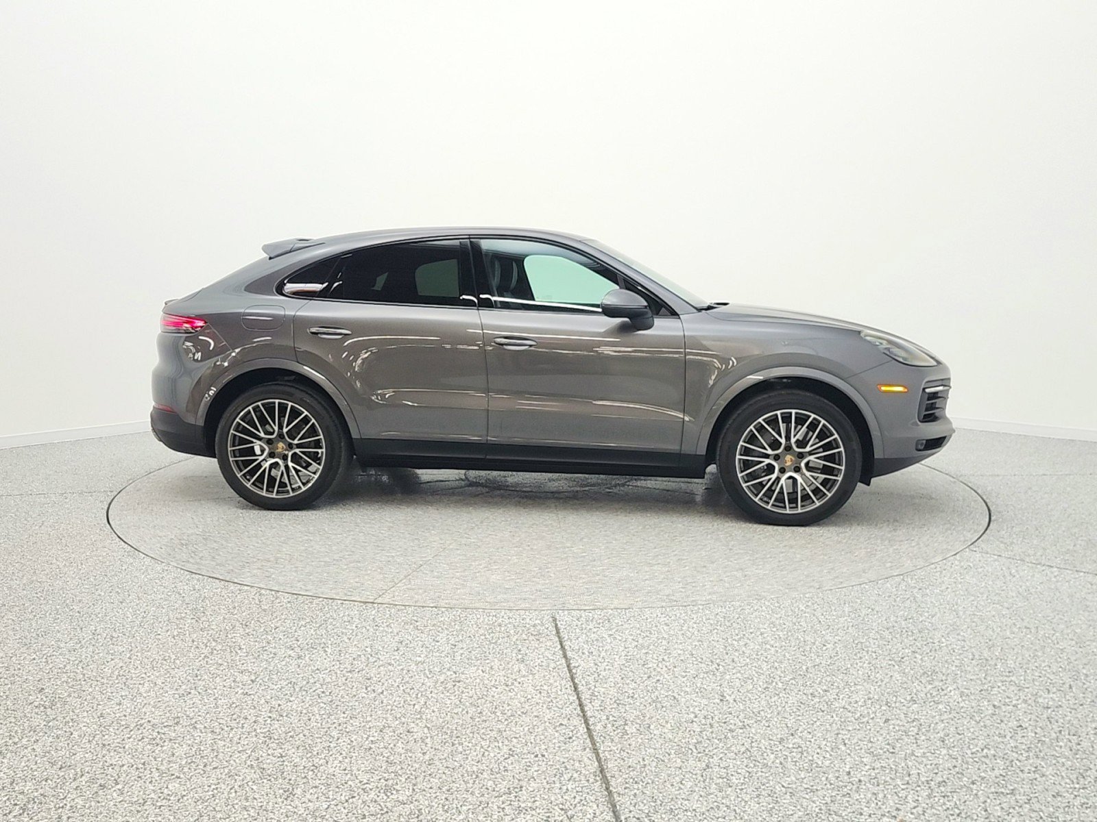 Used 2023 Porsche Cayenne Coupe image 4