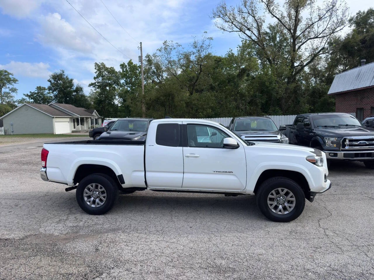 Used 2017 Toyota Tacoma SR5 w/ Tow Package AWD/4WD image 4