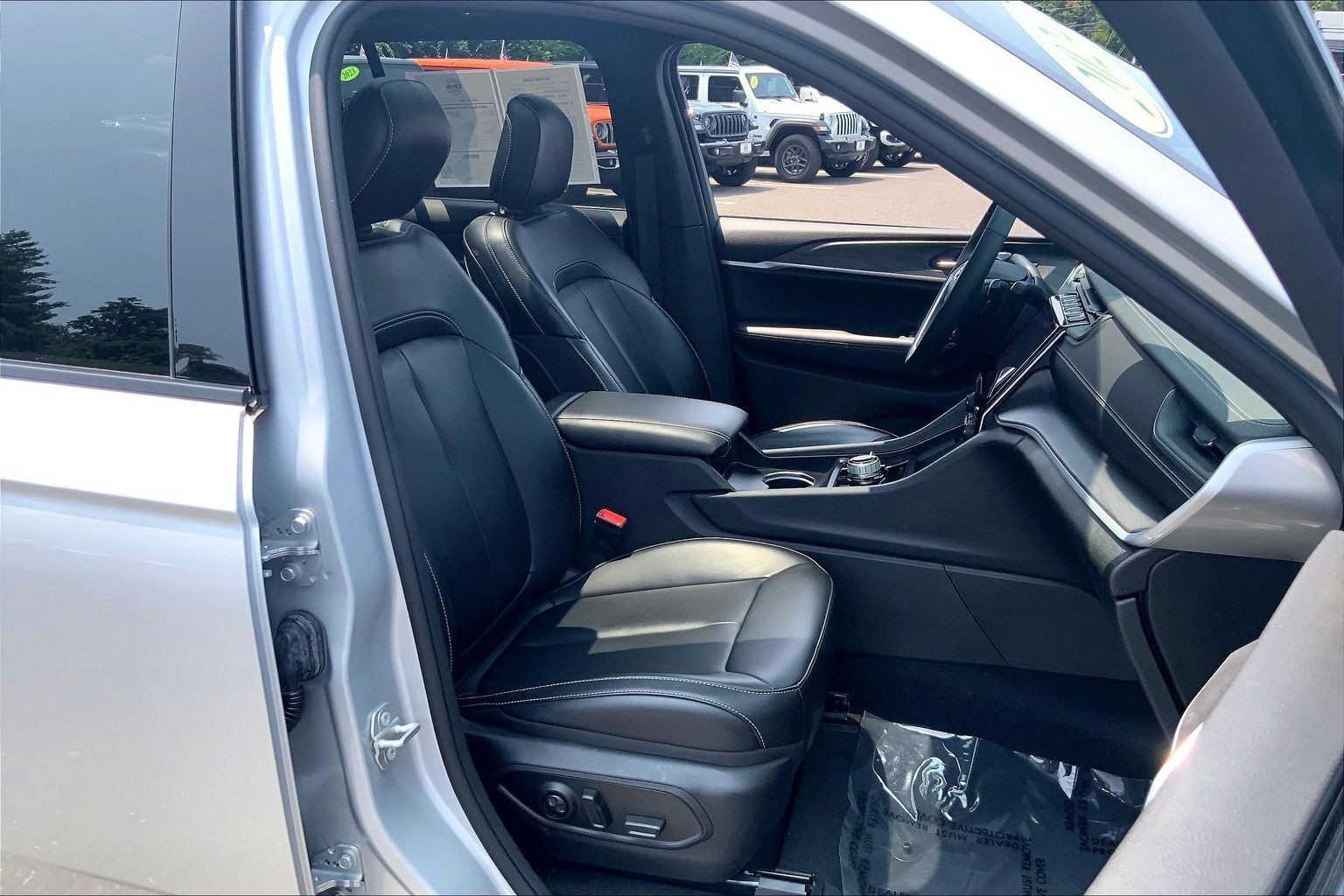 Certified 2024 Jeep Grand Cherokee Limited w/ Black Appearance Package AWD/4WD image 6