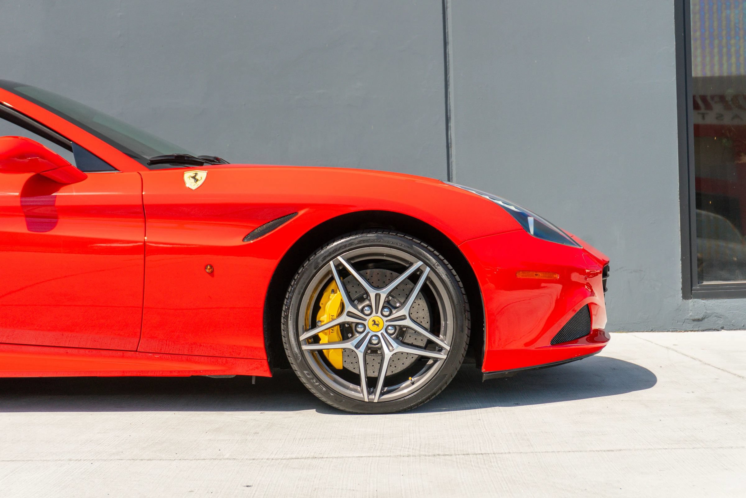 Used 2017 Ferrari California T RWD image 35