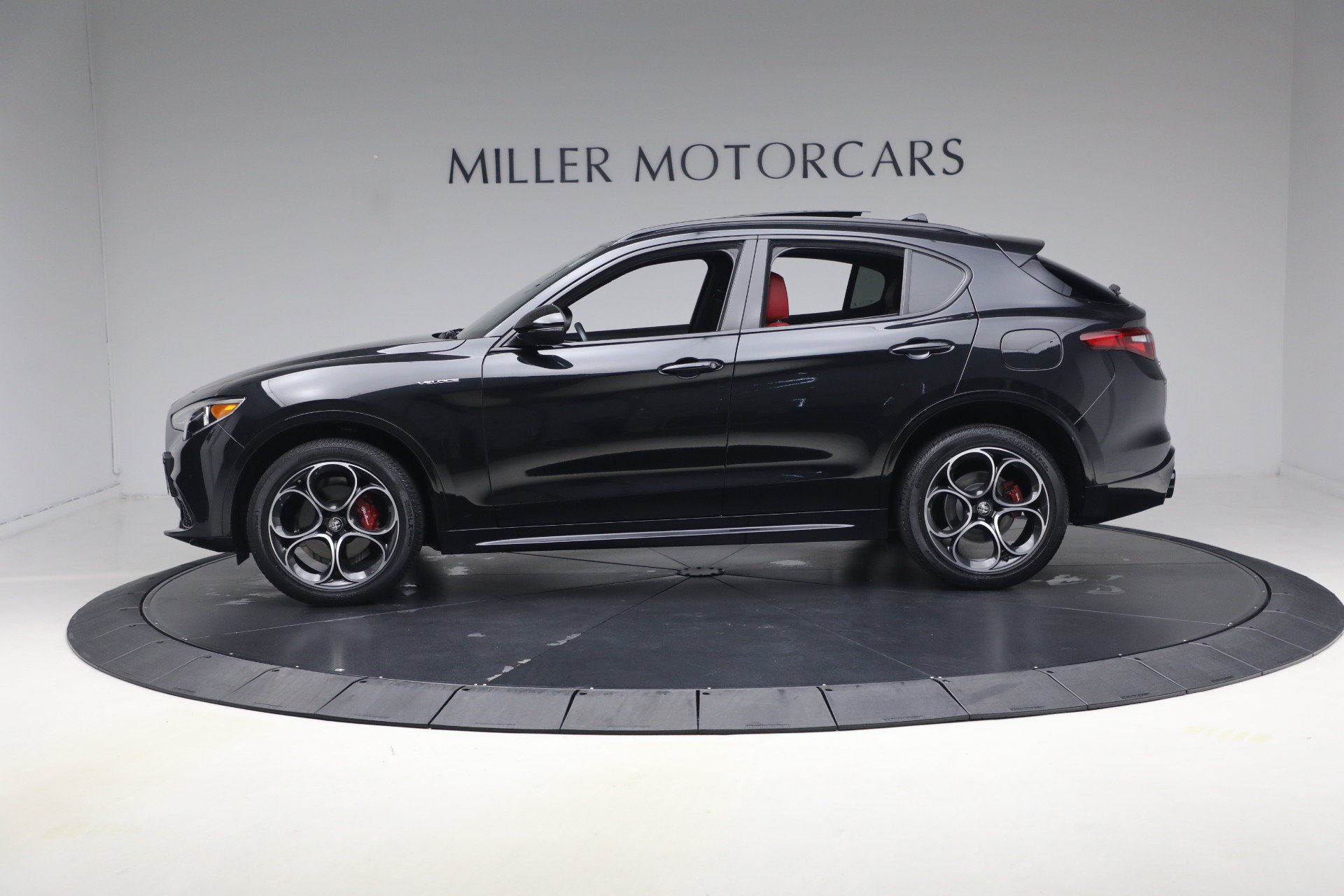 Used 2023 Alfa Romeo Stelvio Veloce AWD/4WD image 3