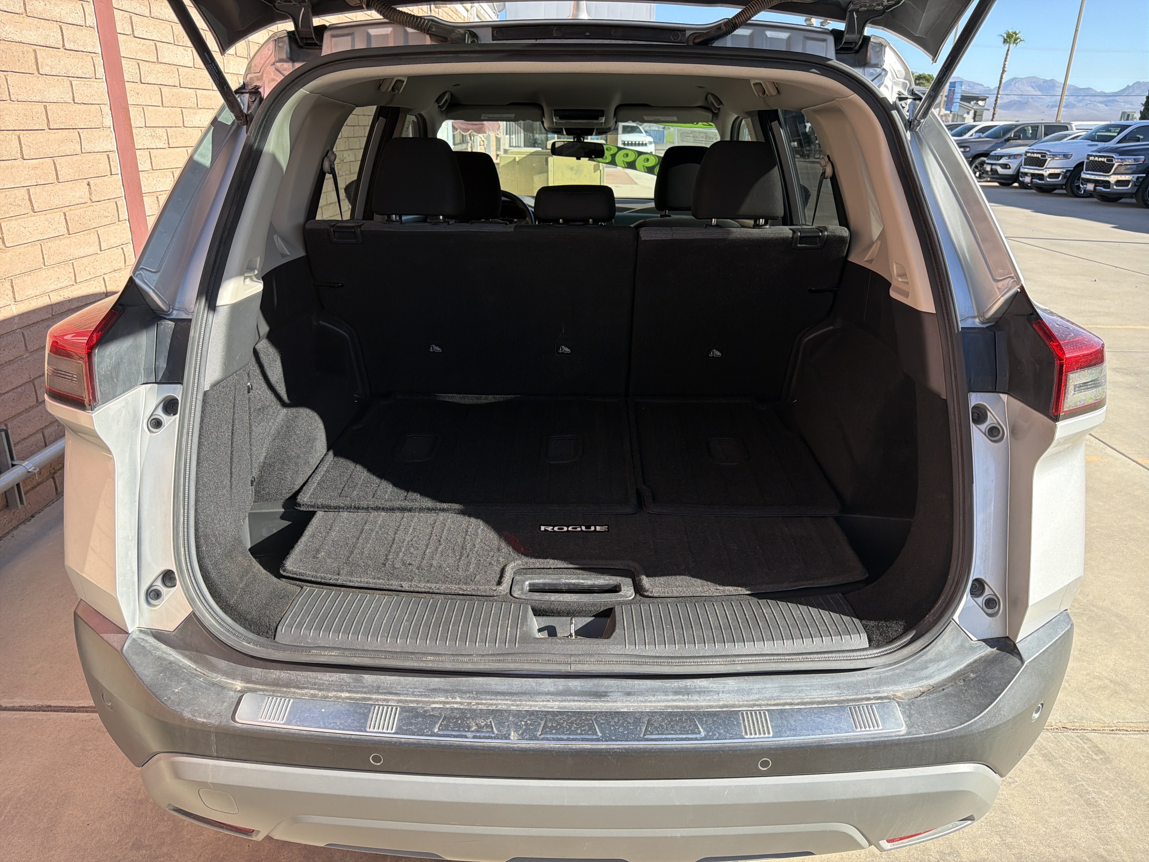 Used 2023 Nissan Rogue SV FWD image 6