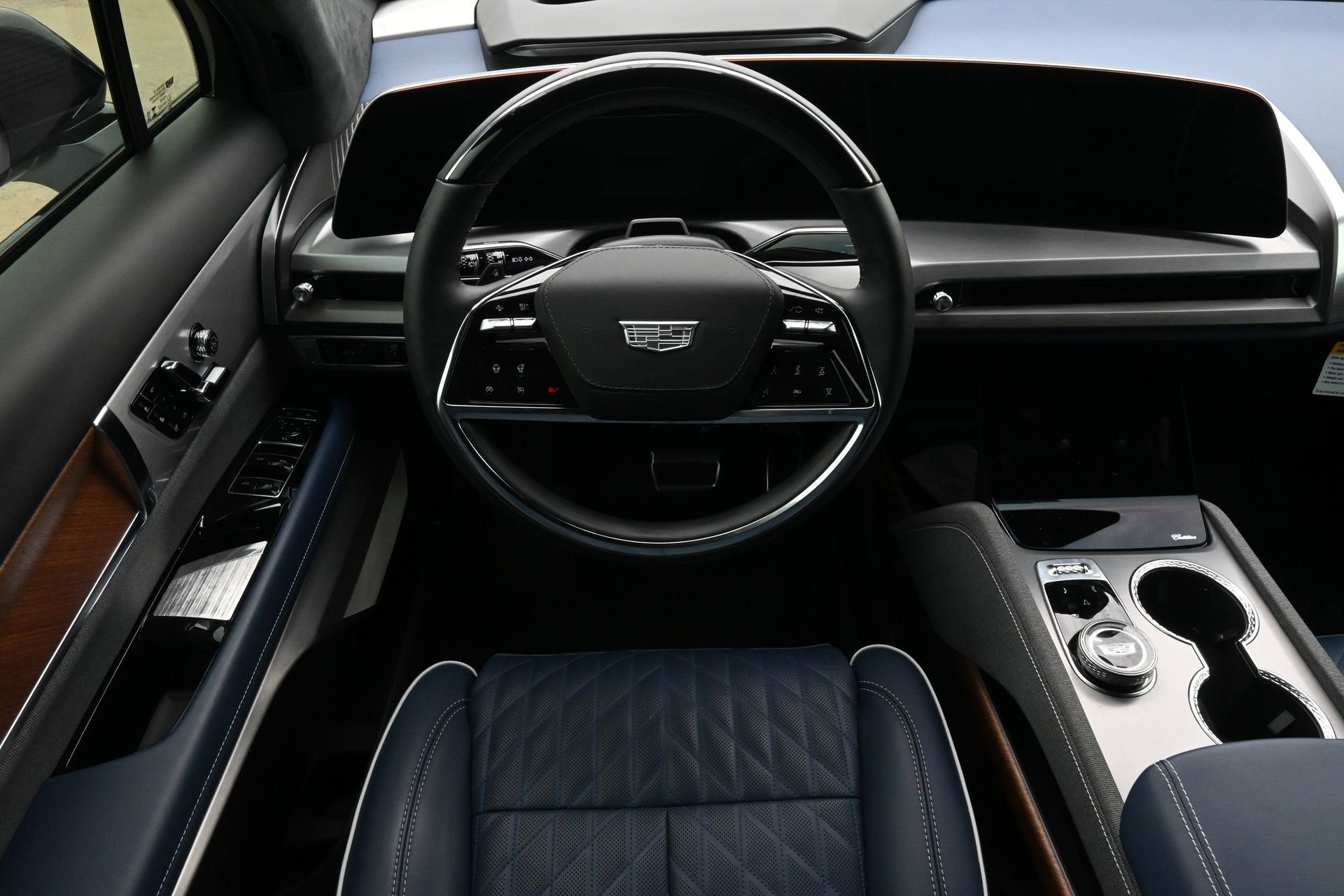 Used 2026 Cadillac Vistiq Premium Luxury w/ LPO, Floor Liner Package AWD/4WD image 9