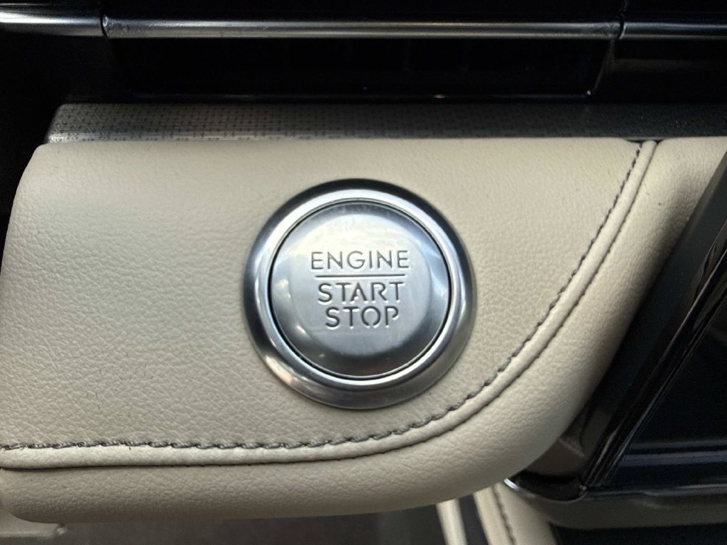Used 2025 Lincoln Nautilus Premier AWD/4WD image 28