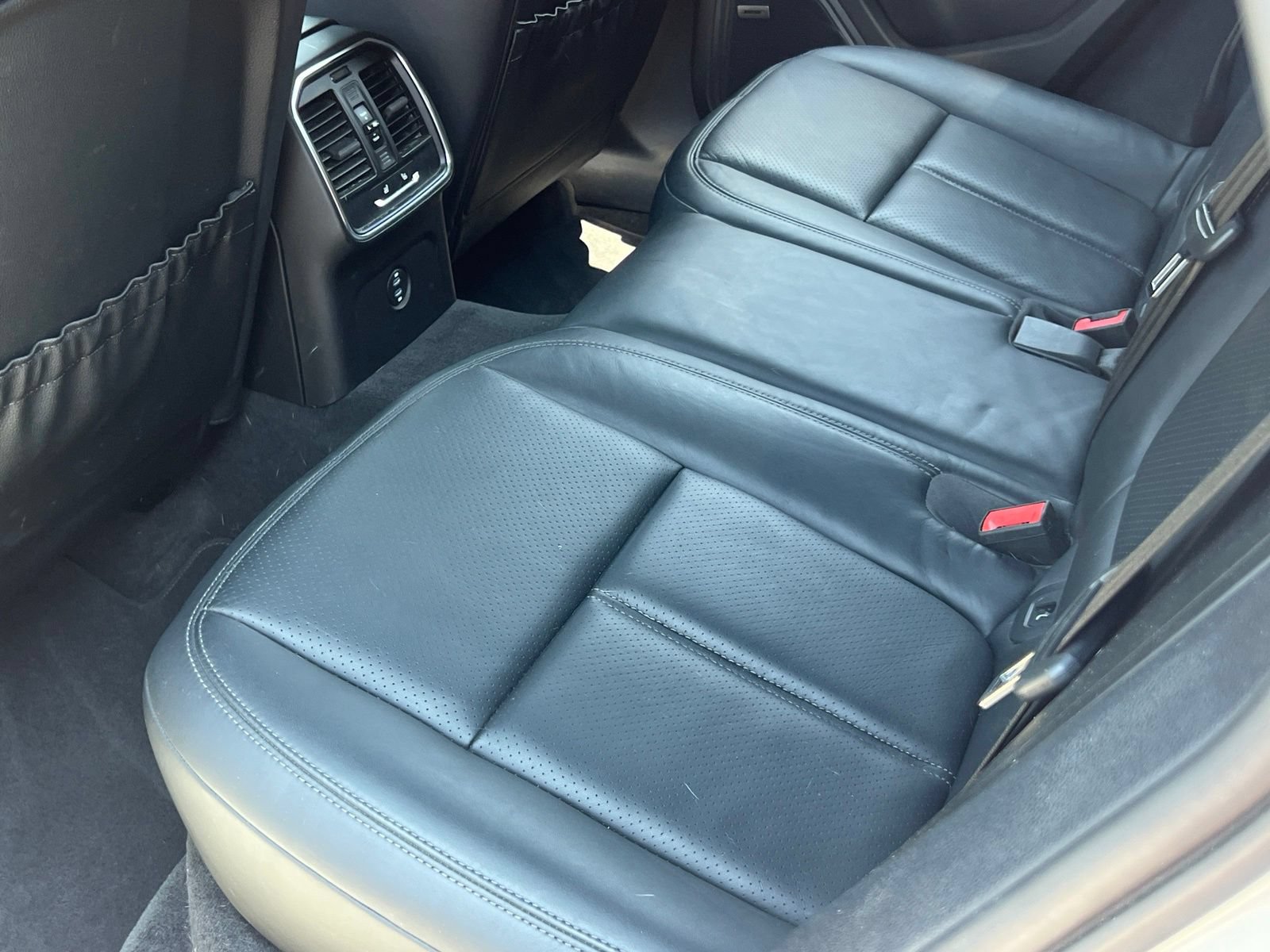Certified 2024 Porsche Macan AWD/4WD image 20