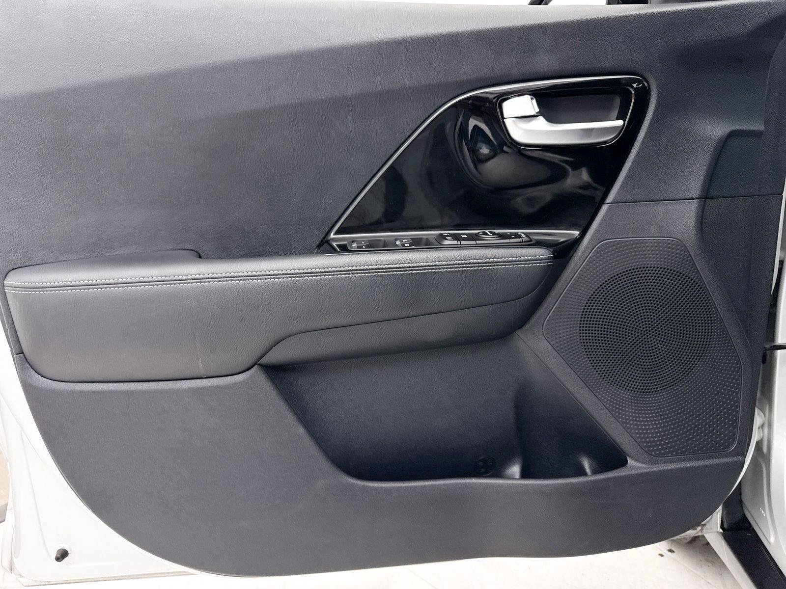 Used 2020 Kia Niro EX FWD image 26
