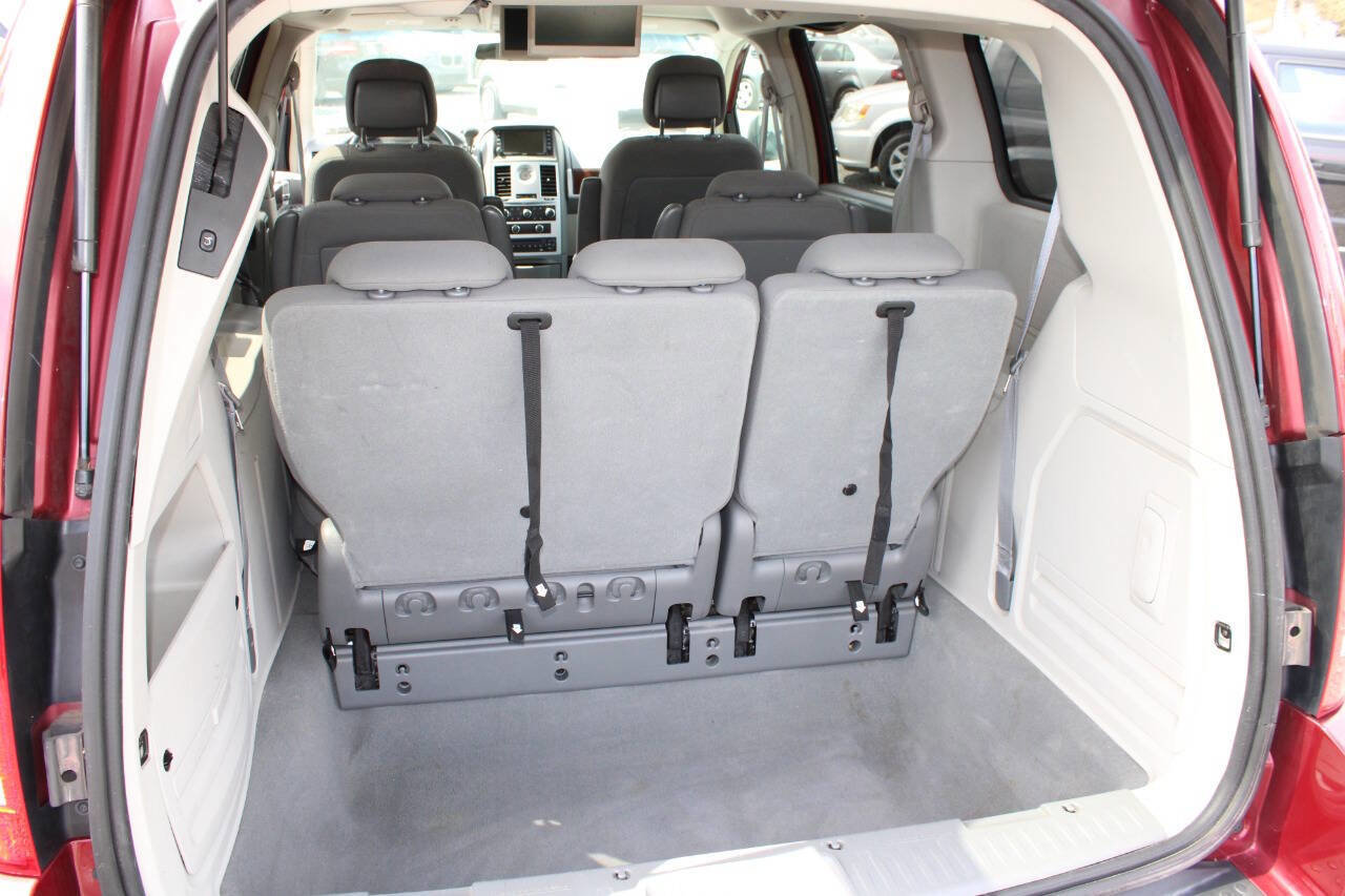 Used 2010 Chrysler Town & Country Touring w/ Entertainment Group #2 FWD image 25
