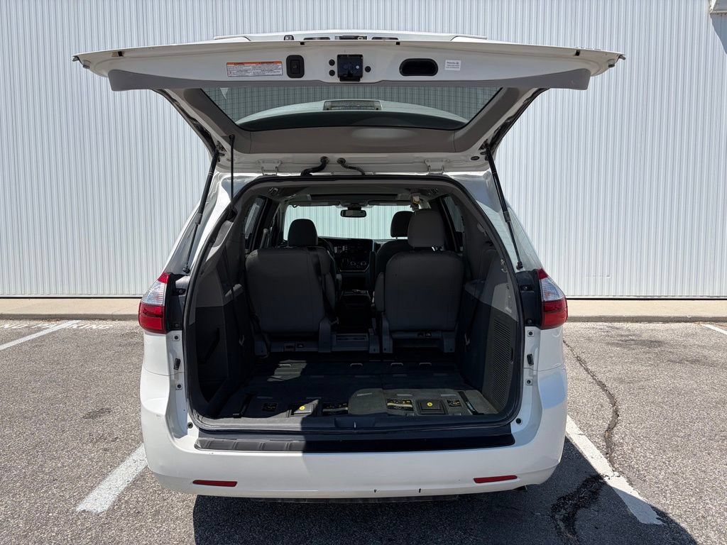 Used 2018 Toyota Sienna XLE w/ Carpet Mat Package FWD image 18