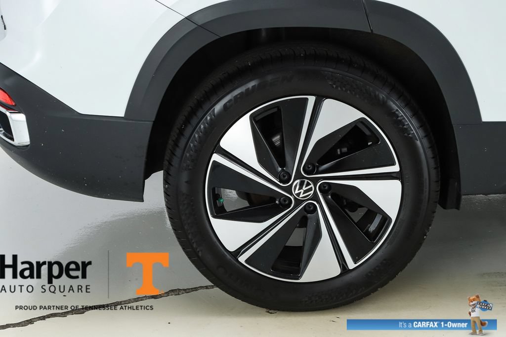 Used 2024 Volkswagen Taos SE w/ Panoramic Sunroof Package AWD/4WD image 13
