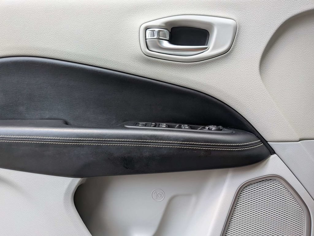 Used 2019 Jeep Compass Latitude FWD image 27