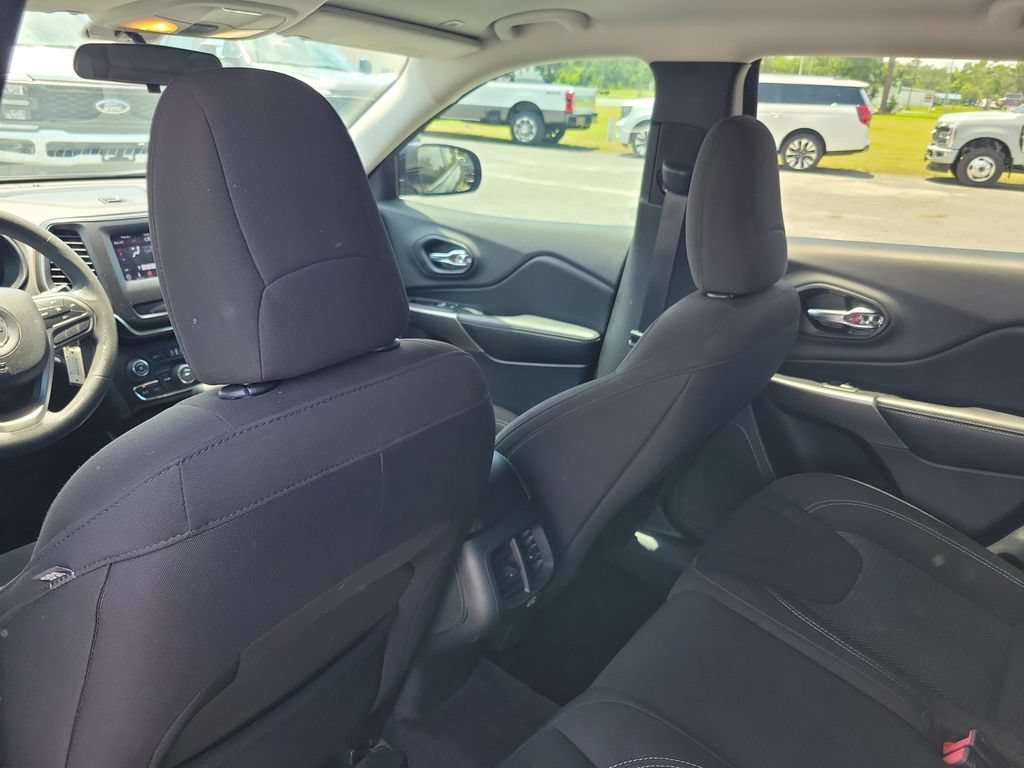 Used 2019 Jeep Cherokee Latitude w/ Popular Appearance Group FWD image 13