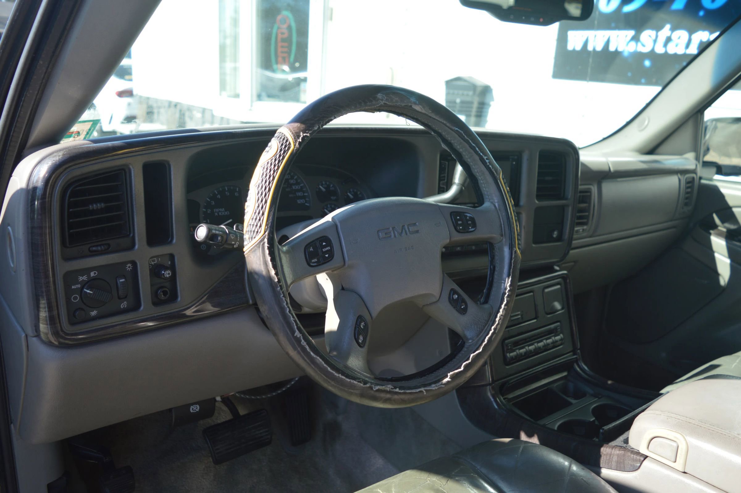 Used 2003 GMC Yukon Denali image 25