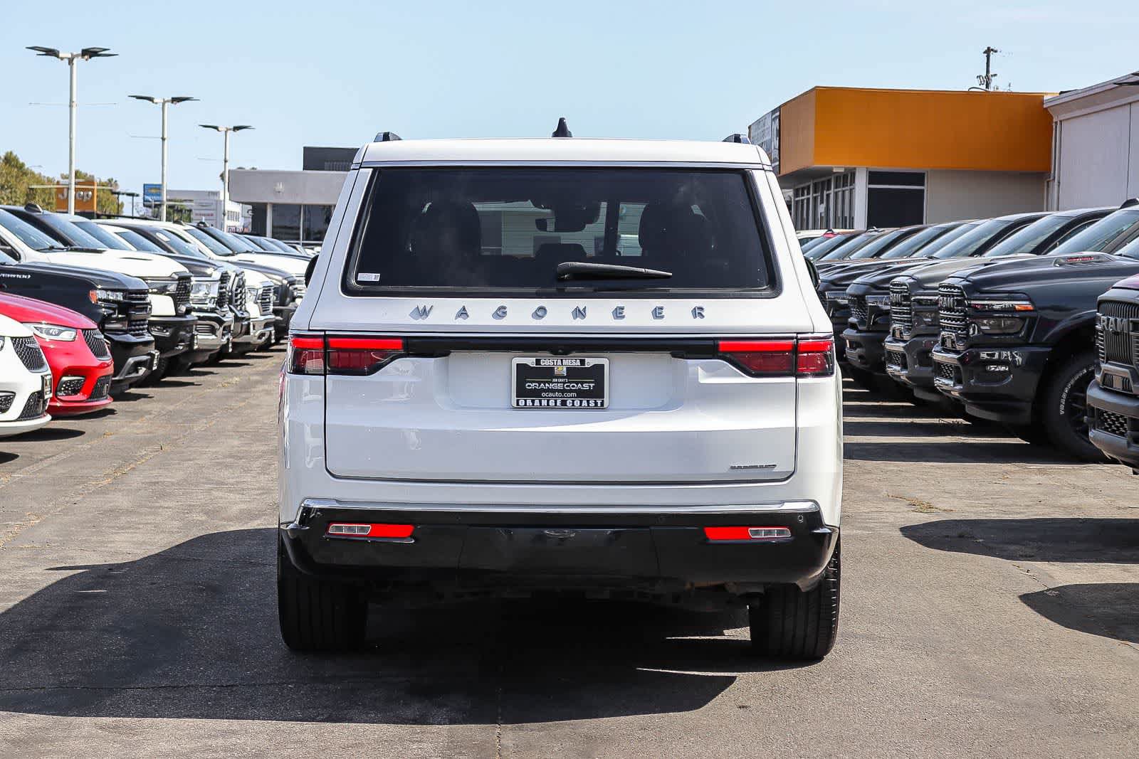 Used 2024 Jeep Wagoneer L Series II w/ Flexible Seating Group AWD/4WD image 5