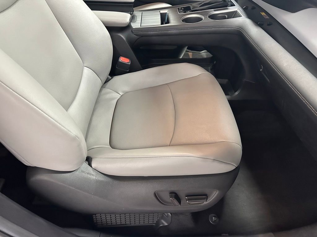Used 2025 Toyota Sienna XLE image 65