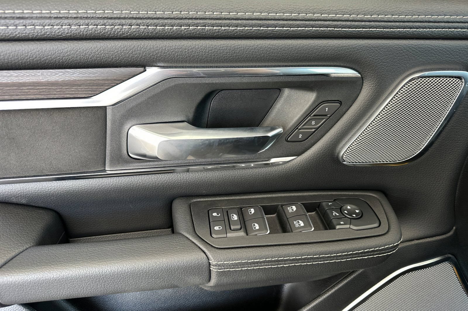 New 2026 RAM 1500 Laramie AWD/4WD image 12