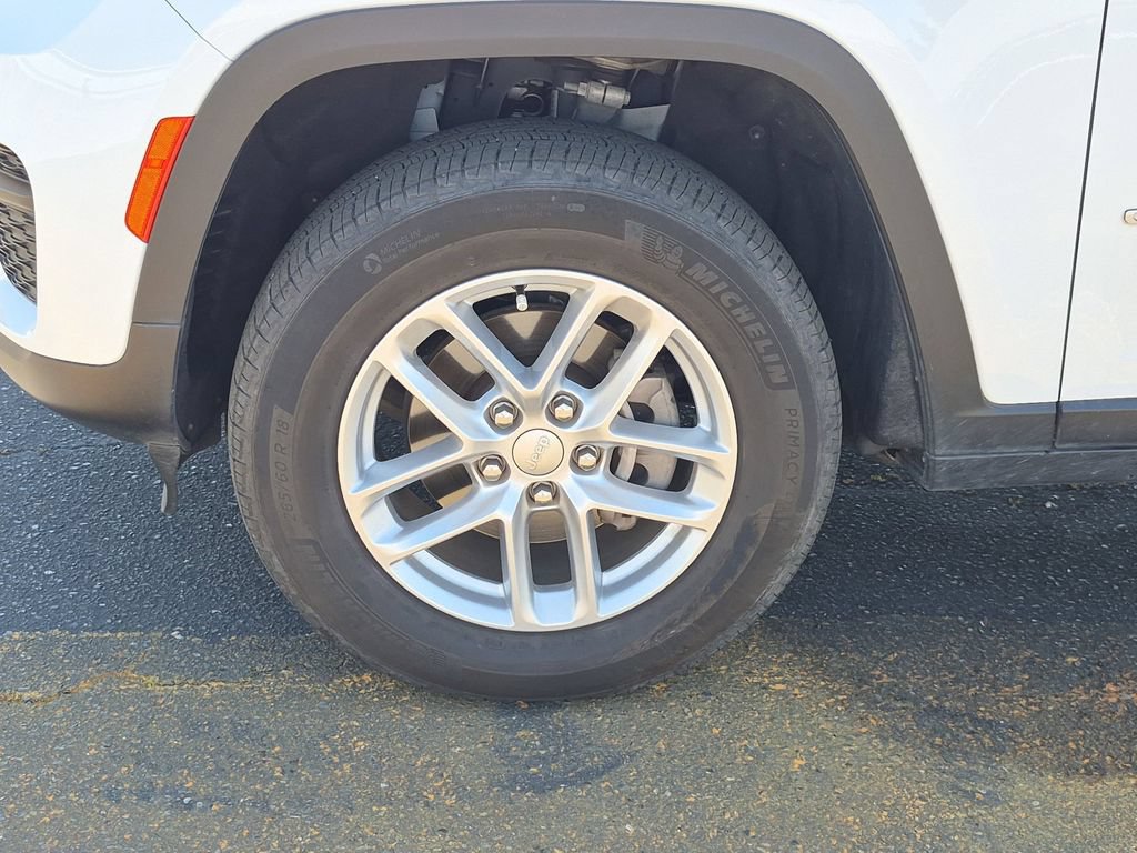 Used 2024 Jeep Grand Cherokee Laredo X AWD/4WD image 19