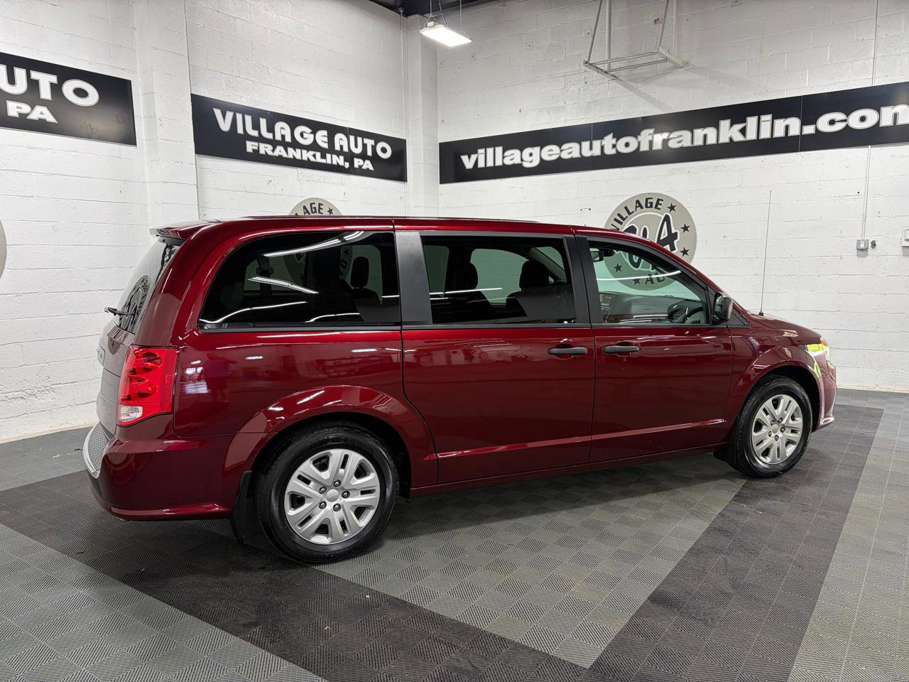 Used 2019 Dodge Grand Caravan SE FWD image 3