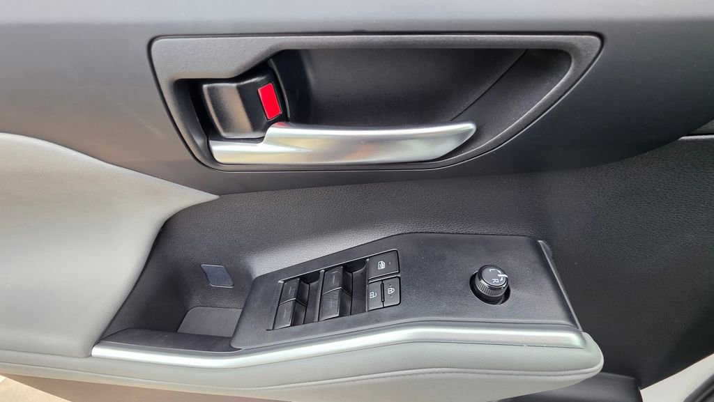 Certified 2024 Toyota Highlander XLE image 23