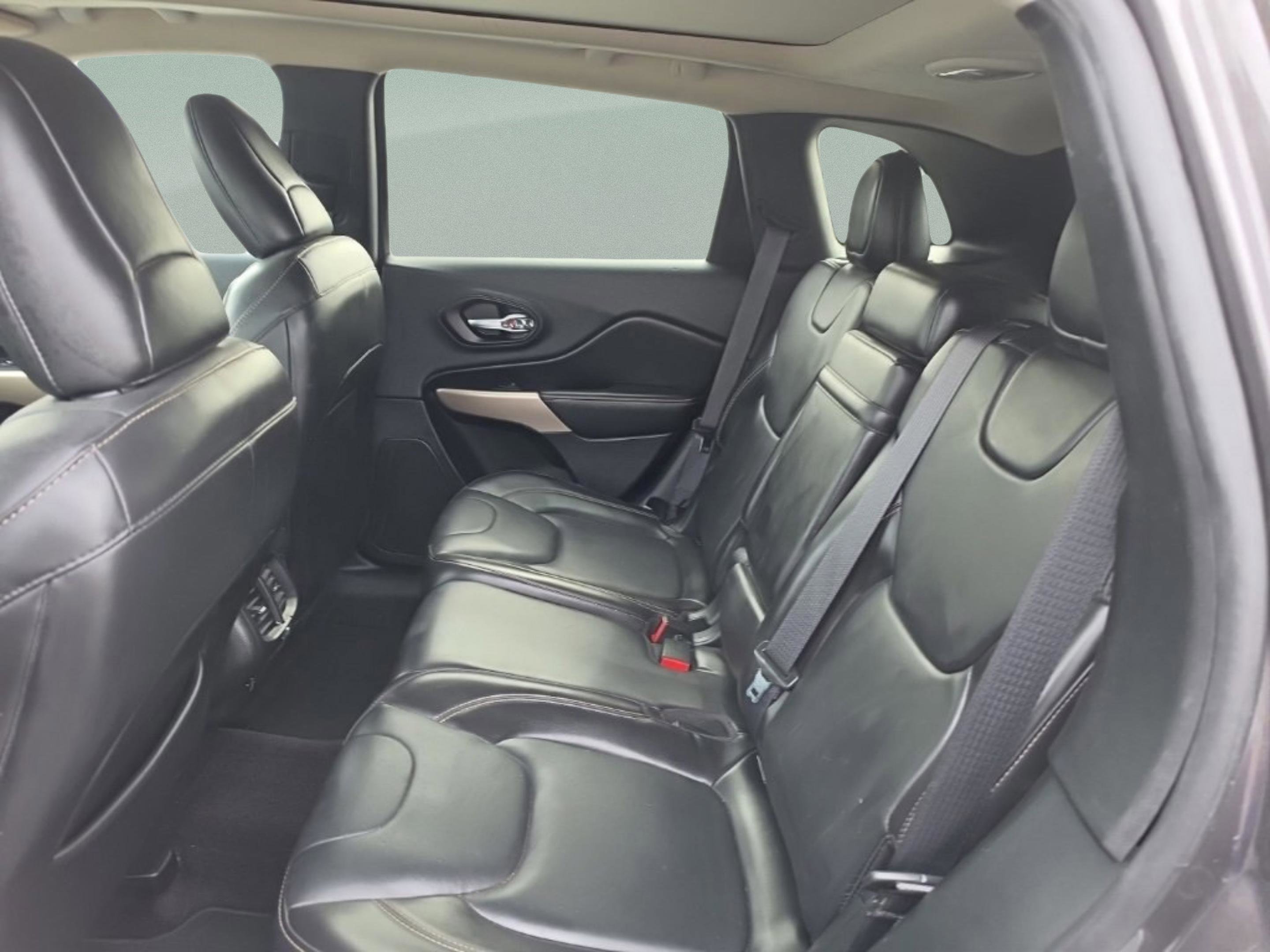 Used 2018 Jeep Cherokee Limited image 19