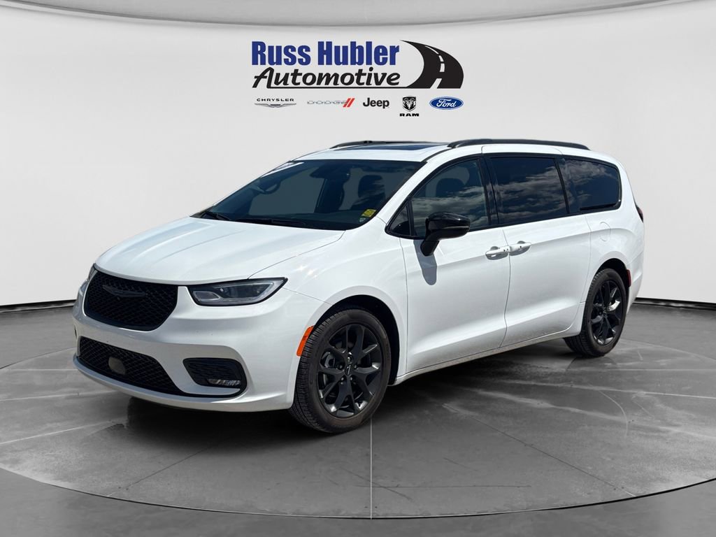 Used 2025 Chrysler Pacifica Limited FWD image 1