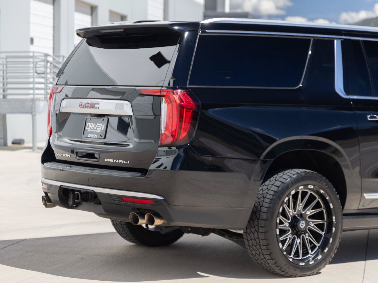 Used 2021 GMC Yukon XL Denali w/ Denali Premium Package AWD/4WD image 10