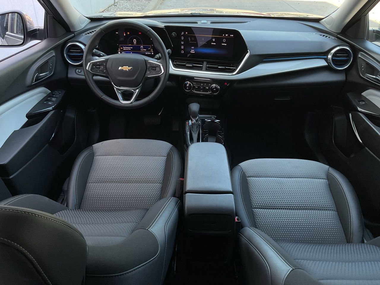 Used 2025 Chevrolet Trax LT w/ LT Convenience Package image 19