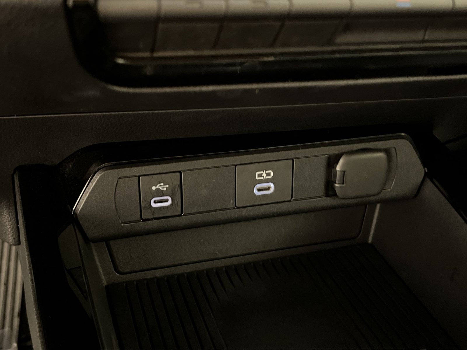 Used 2025 Toyota Prius LE FWD image 33