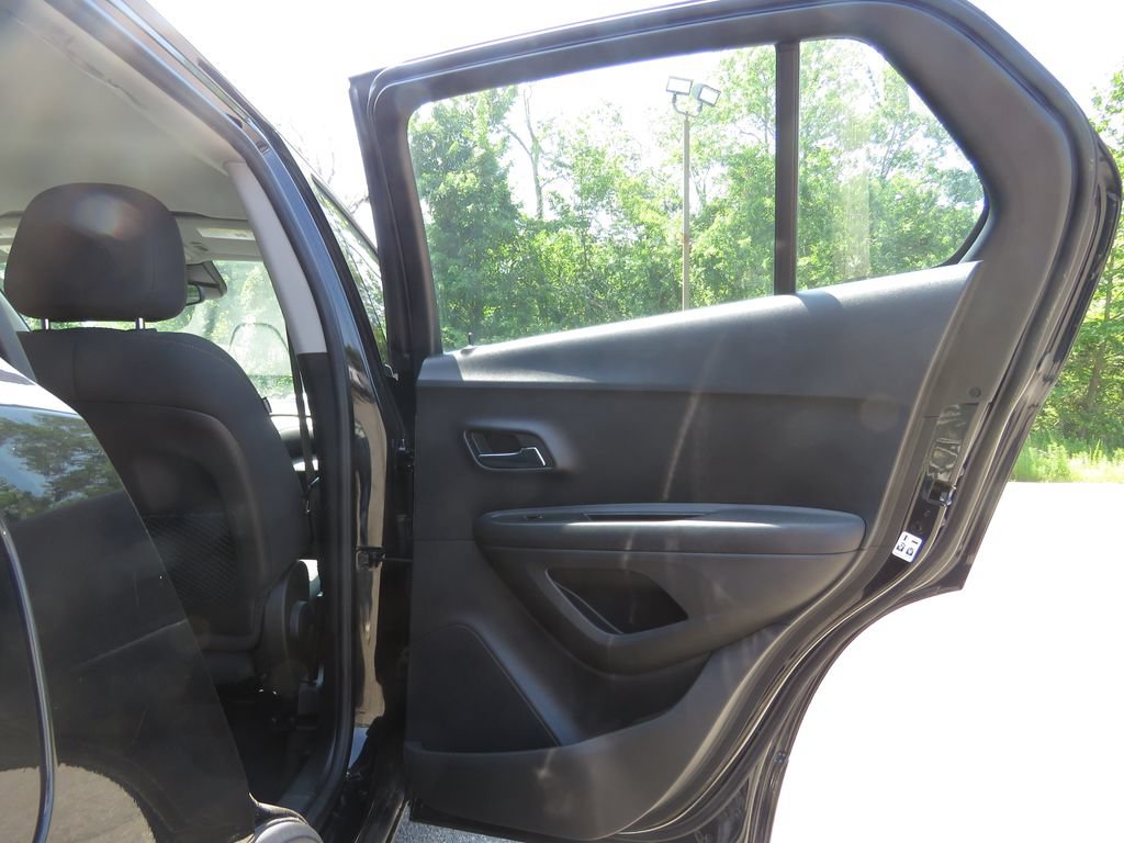 Used 2020 Chevrolet Trax LS AWD/4WD image 15