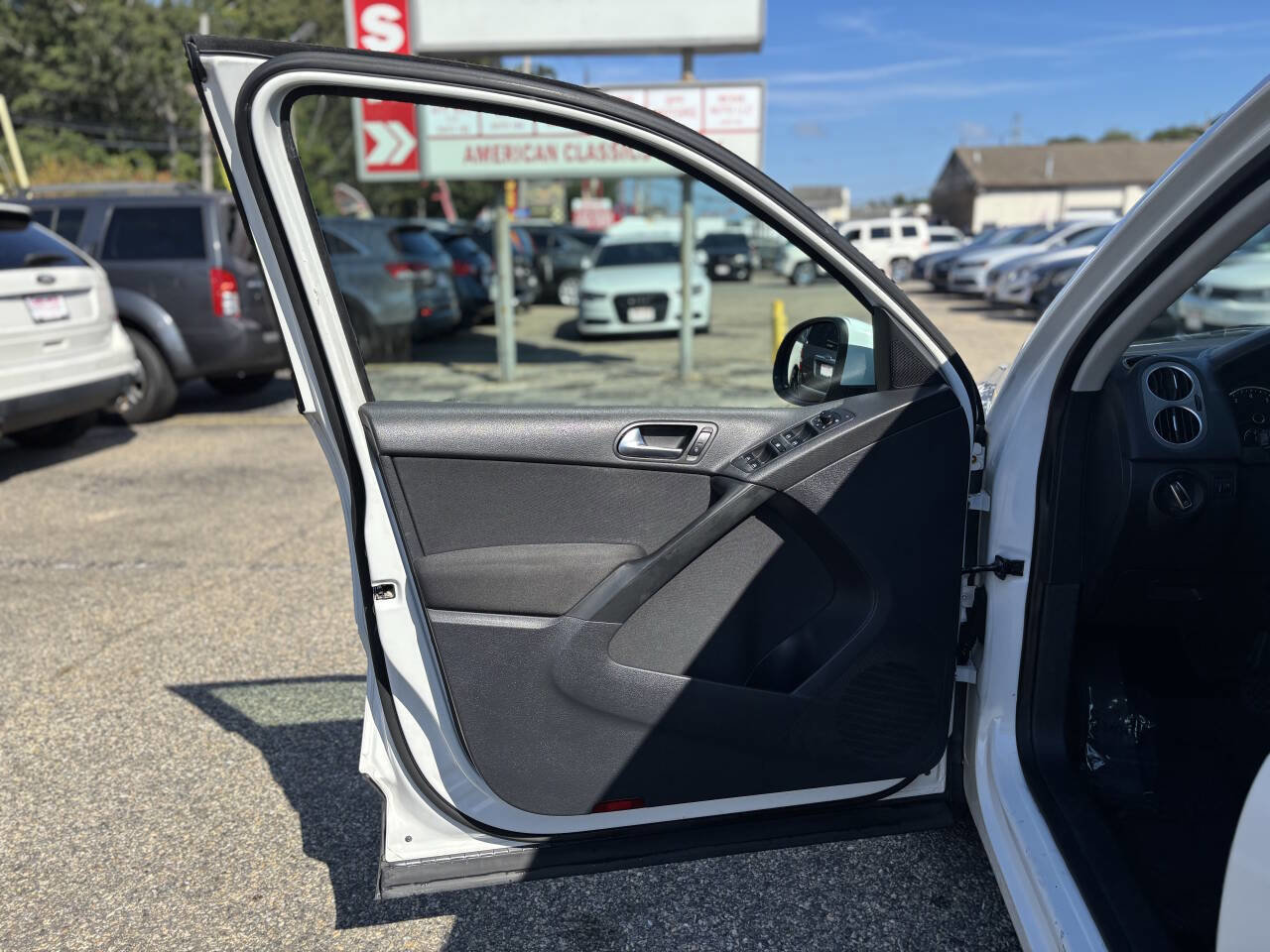 Used 2011 Volkswagen Tiguan S image 9