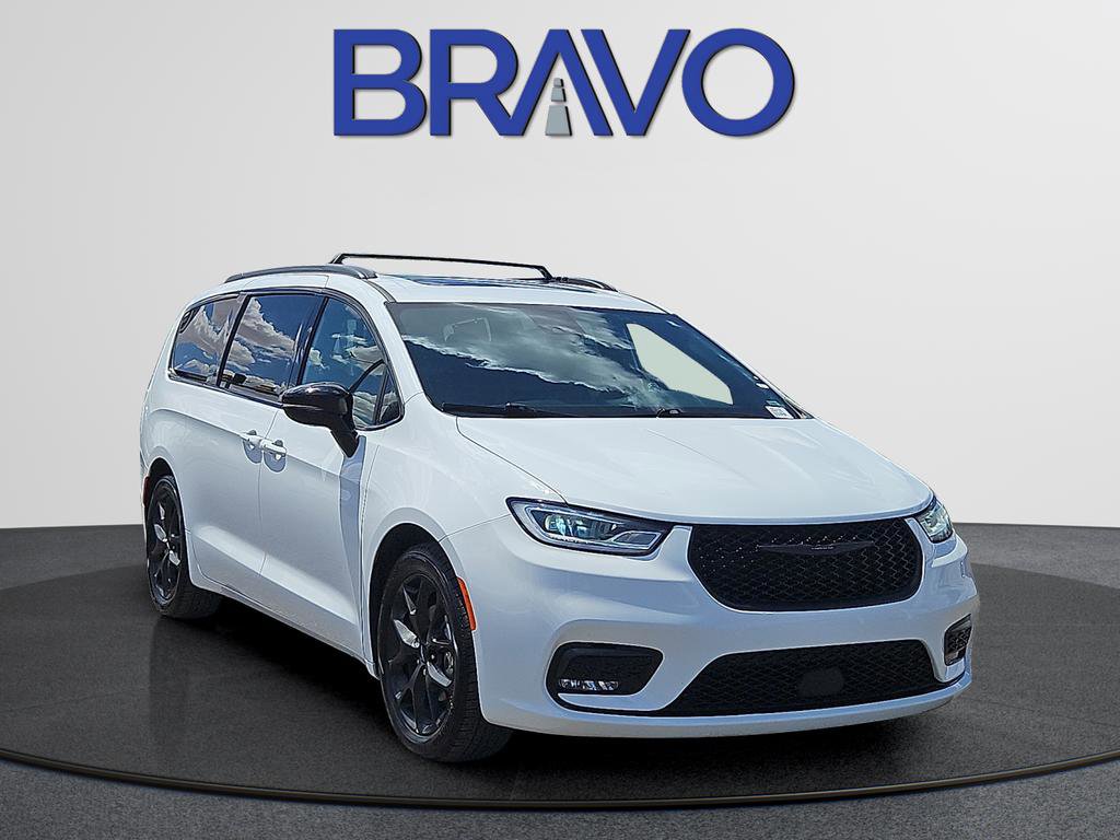 Used 2025 Chrysler Pacifica Limited image 2