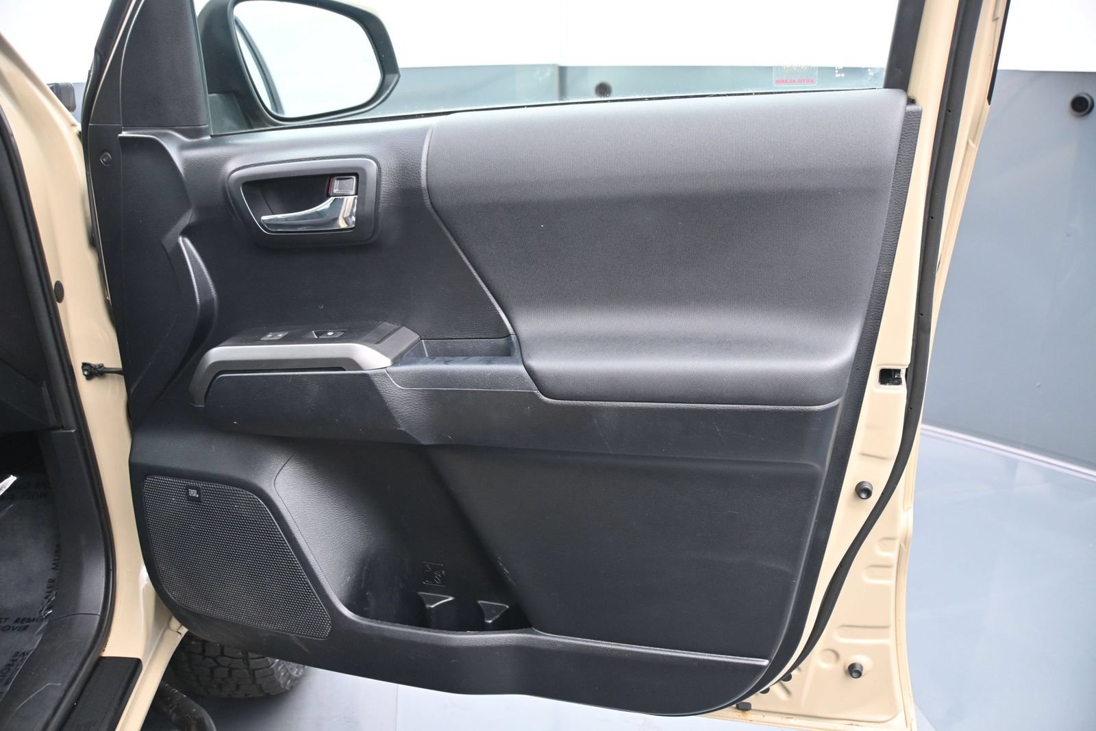 Used 2016 Toyota Tacoma TRD Off-Road AWD/4WD image 12