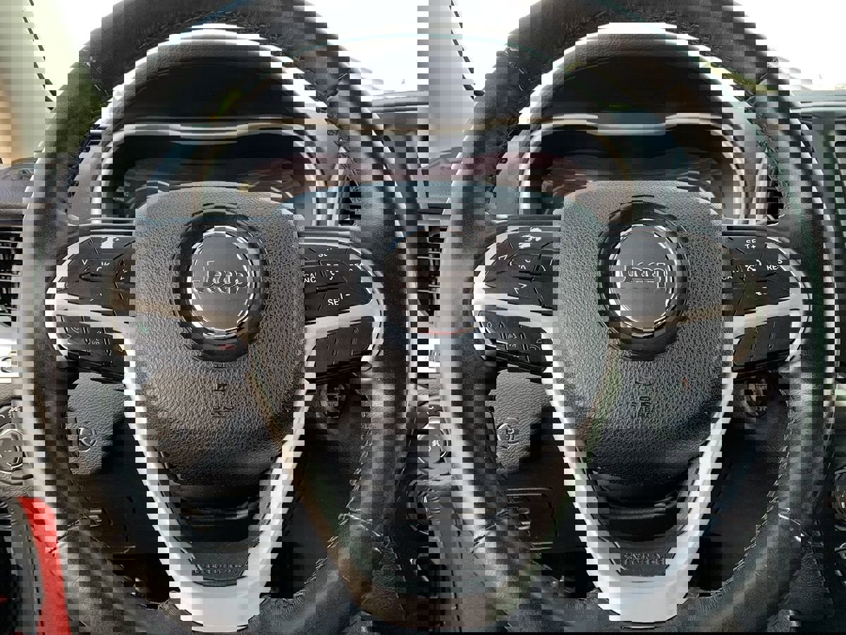 Used 2017 Jeep Cherokee Trailhawk w/ Comfort/Convenience Group image 17