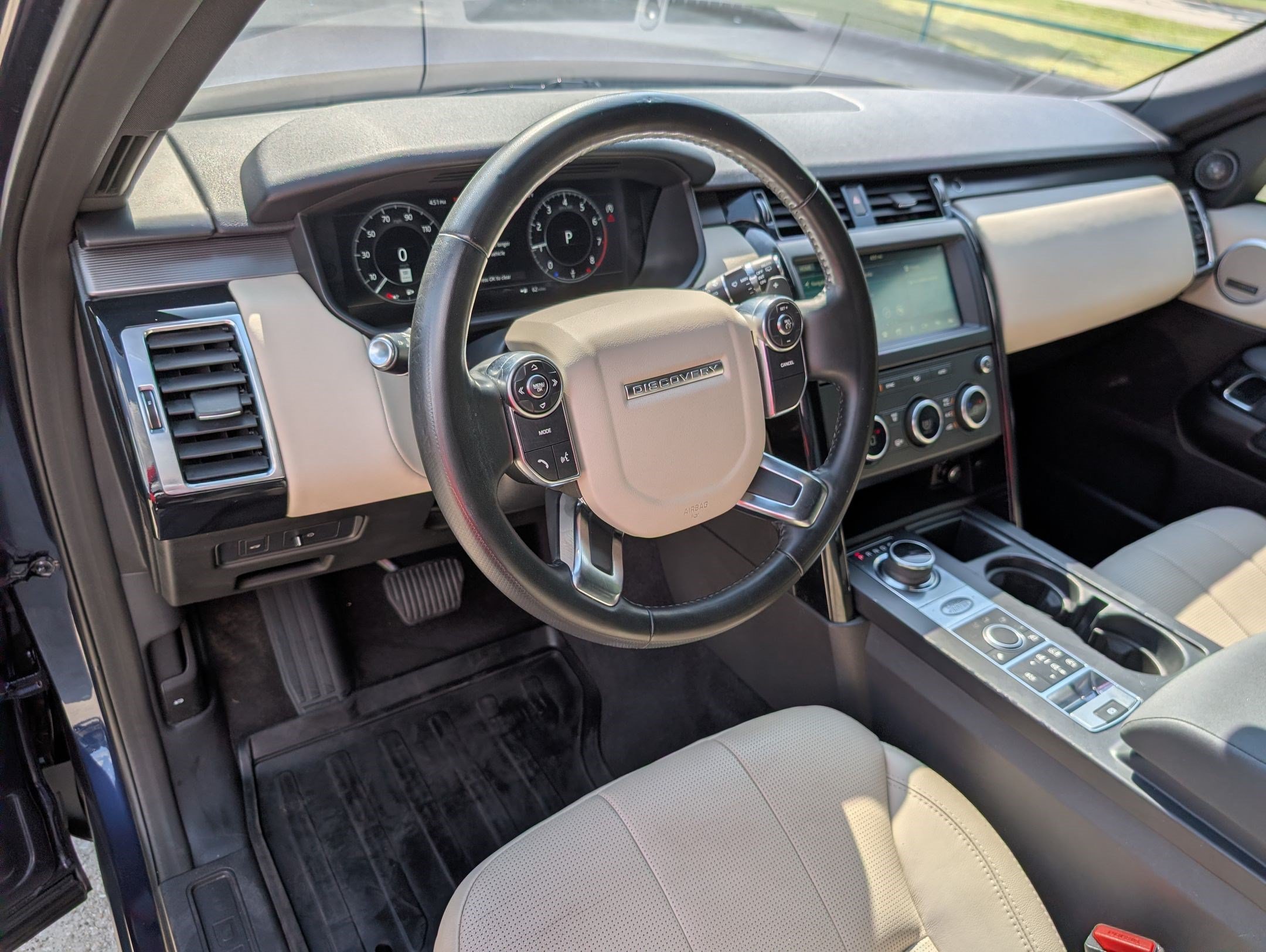 Used 2018 Land Rover Discovery SE AWD/4WD image 3