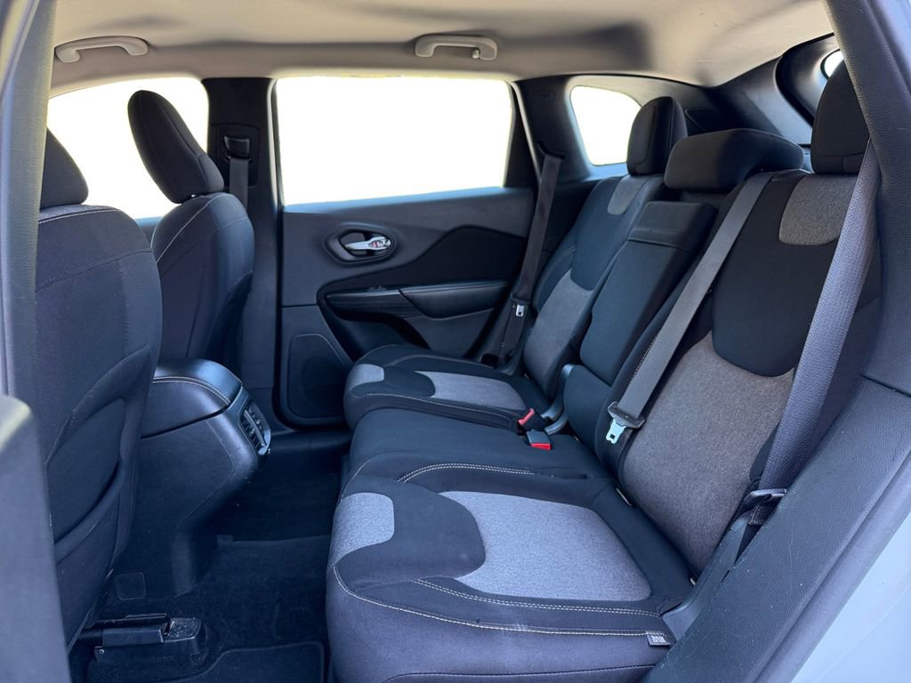Used 2015 Jeep Cherokee Sport FWD image 18