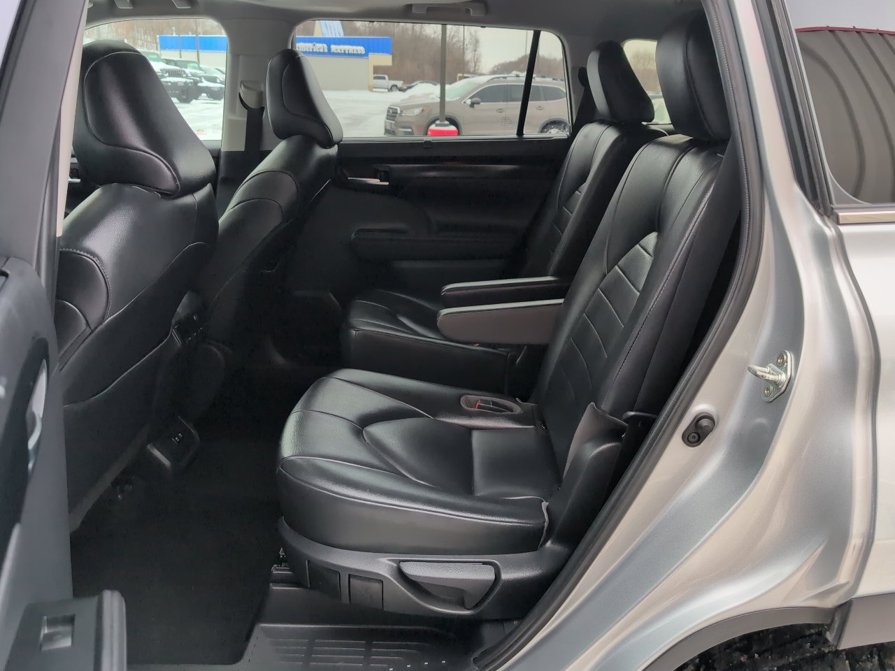 Used 2020 Toyota Highlander XLE image 10