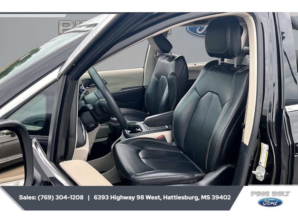 Used 2023 Chrysler Pacifica Touring-L FWD image 19