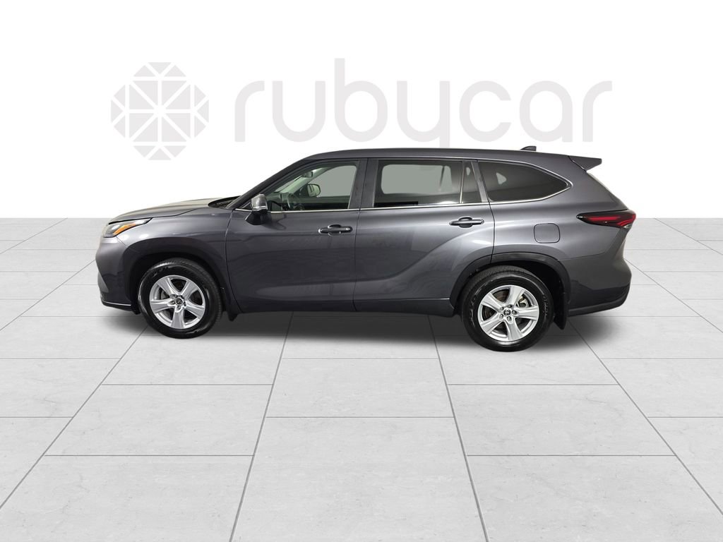 Used 2024 Toyota Highlander LE image 2
