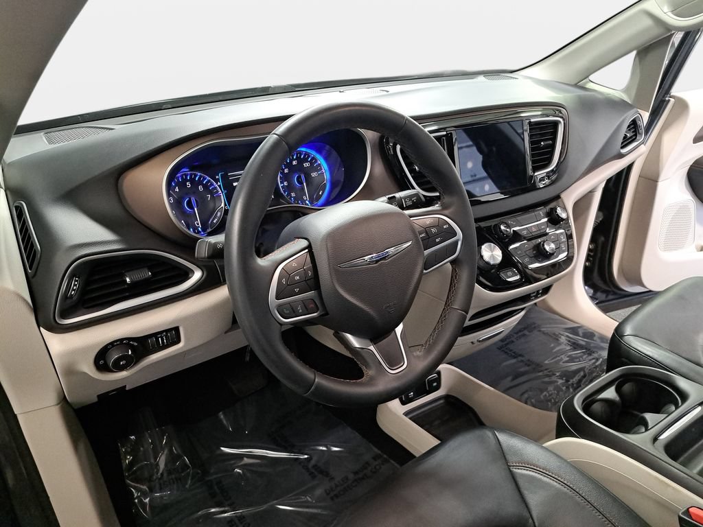 Used 2017 Chrysler Pacifica Touring-L FWD image 18