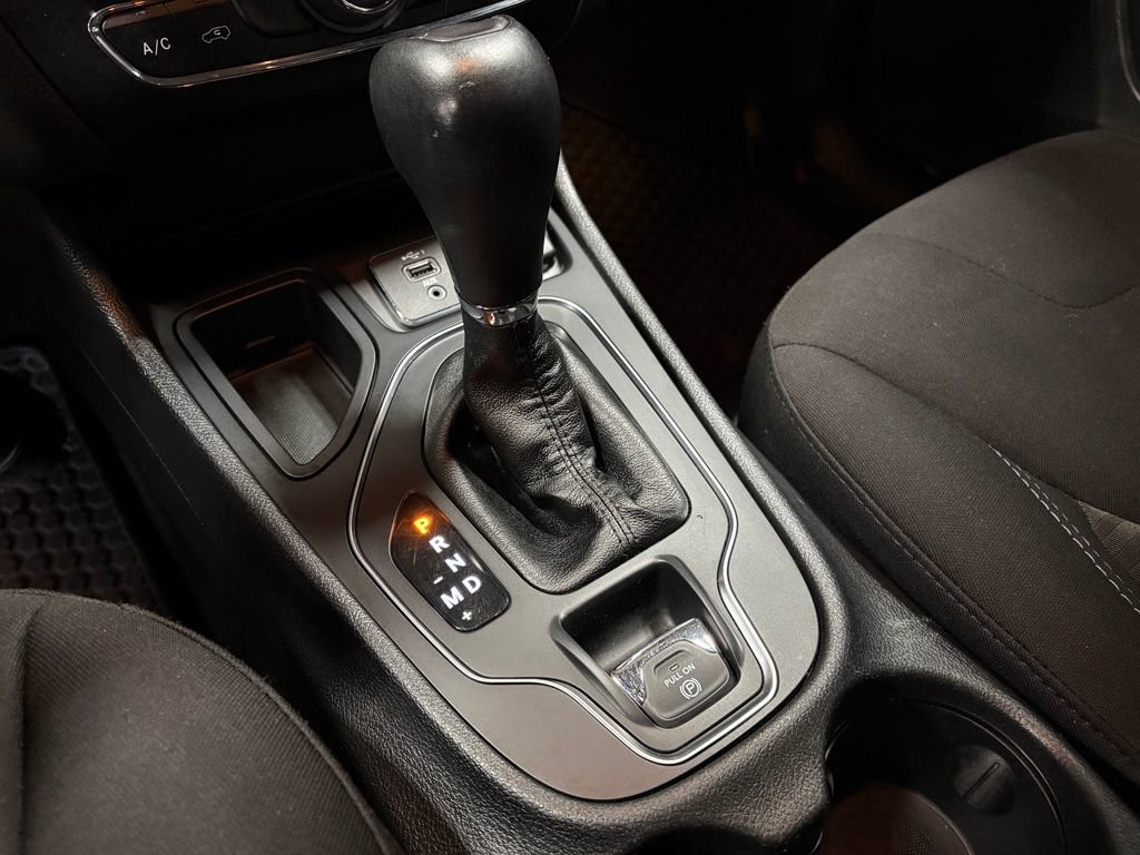 Used 2019 Jeep Cherokee Latitude w/ Cold Weather Group image 24