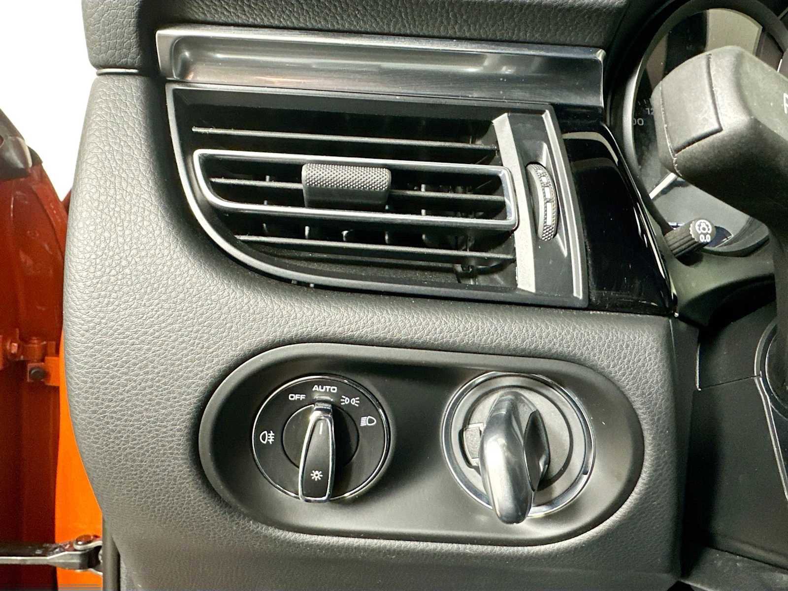 Certified 2024 Porsche Macan AWD/4WD image 11