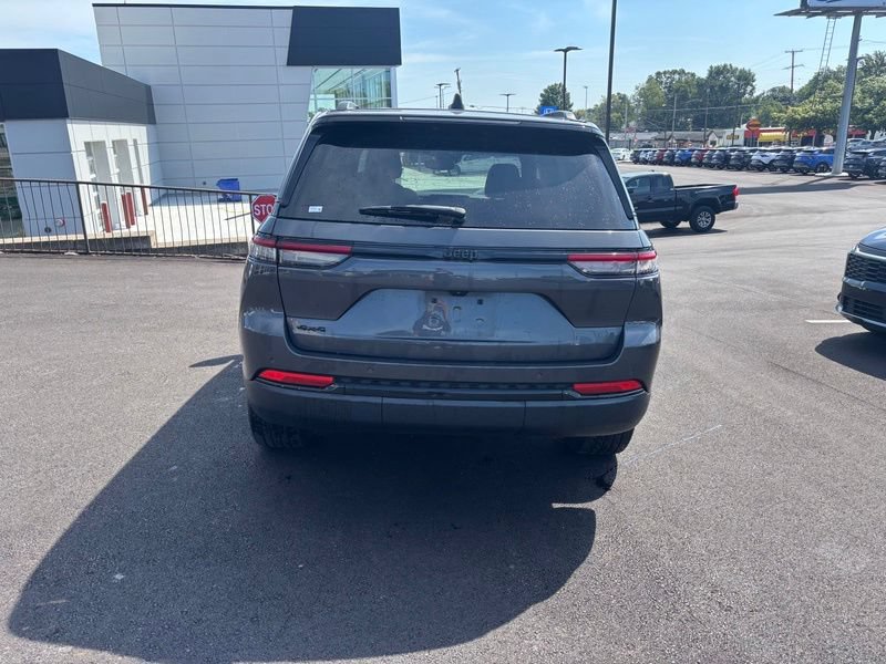 Used 2023 Jeep Grand Cherokee Altitude AWD/4WD image 7