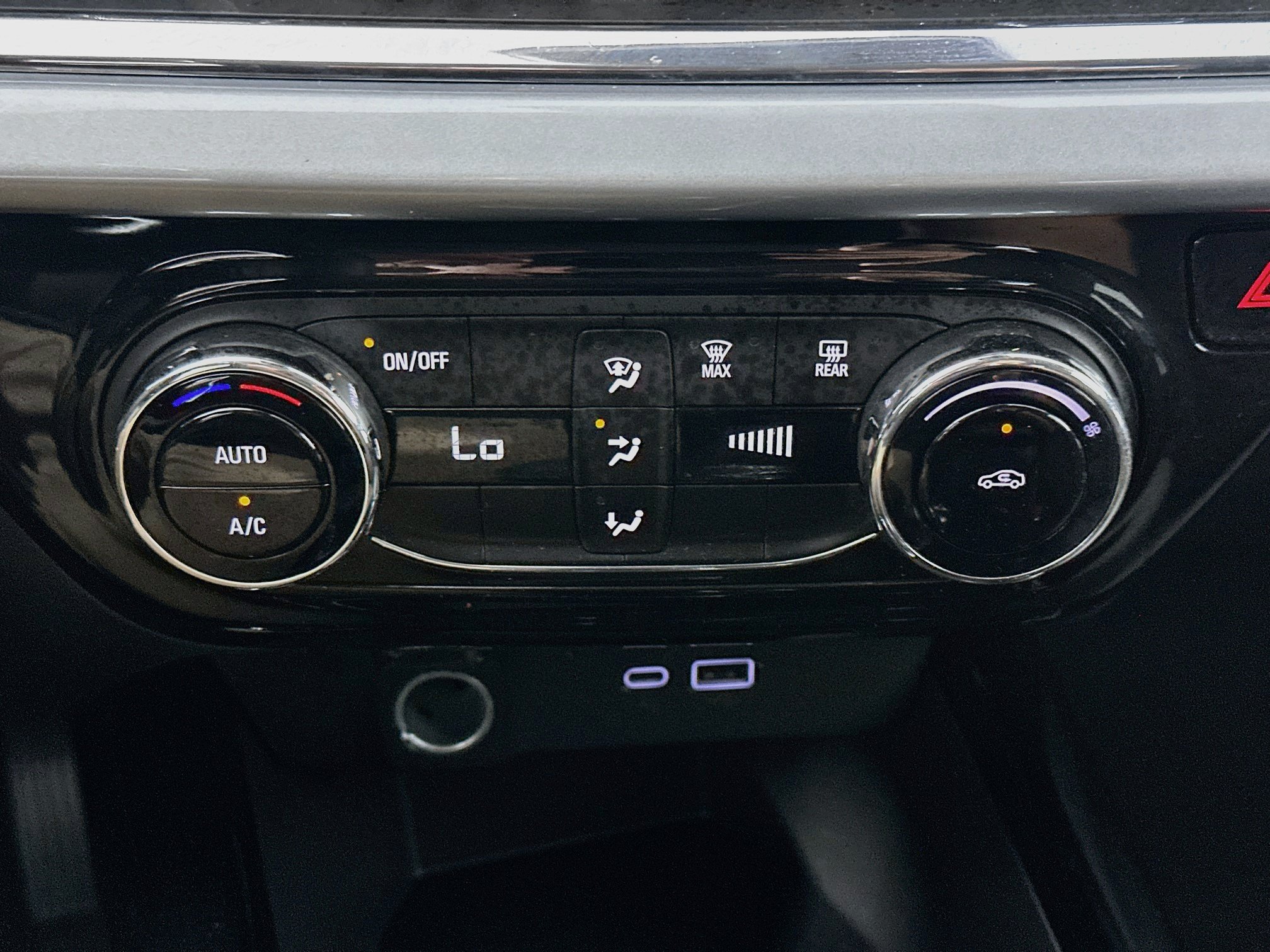 Used 2025 Chevrolet Trax LT FWD image 23