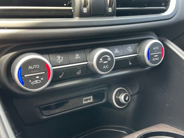 Used 2020 Alfa Romeo Giulia Ti w/ Active Blind Spot Package AWD/4WD image 19