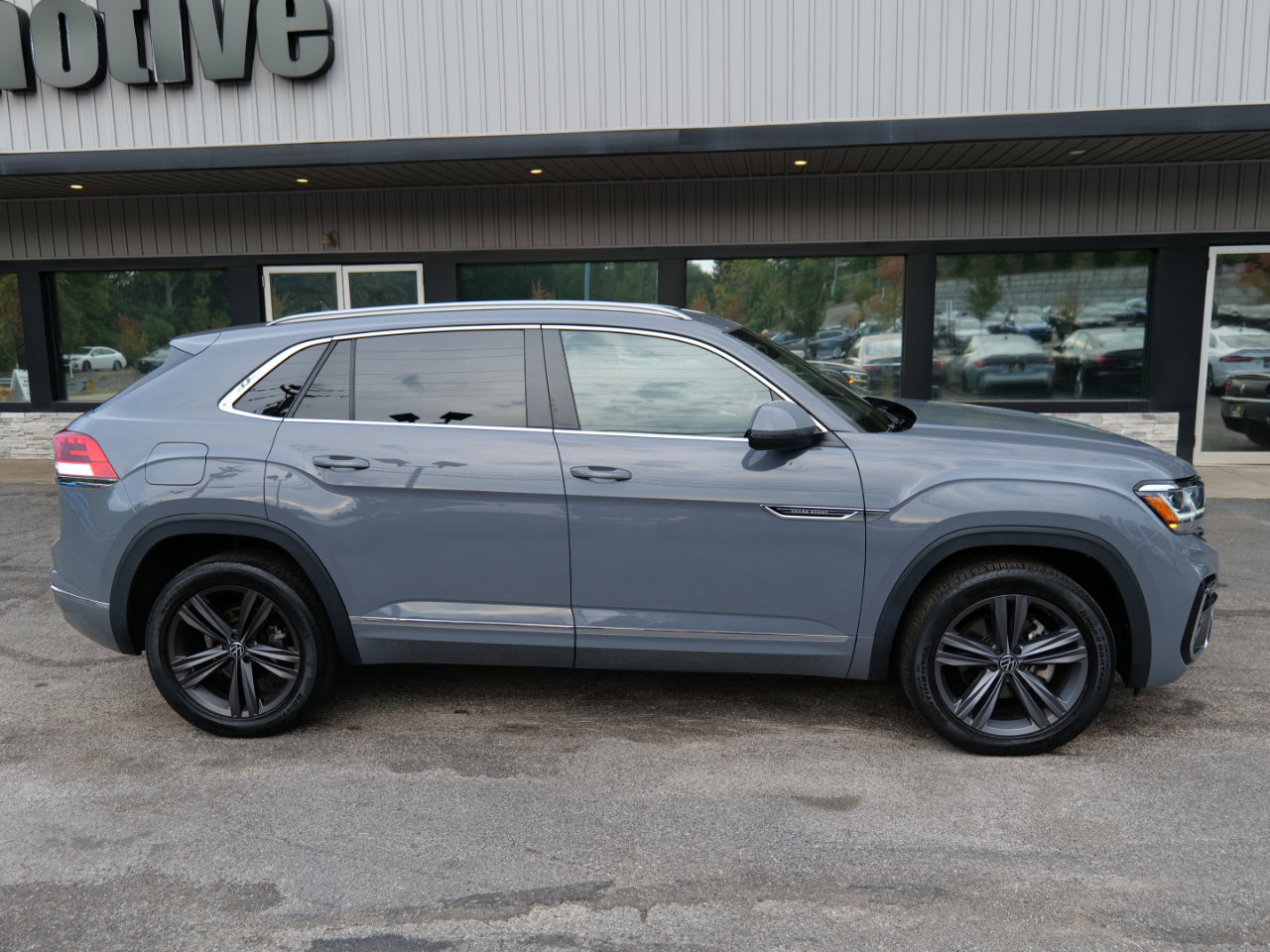 Used 2022 Volkswagen Atlas Cross Sport SEL R-Line image 4