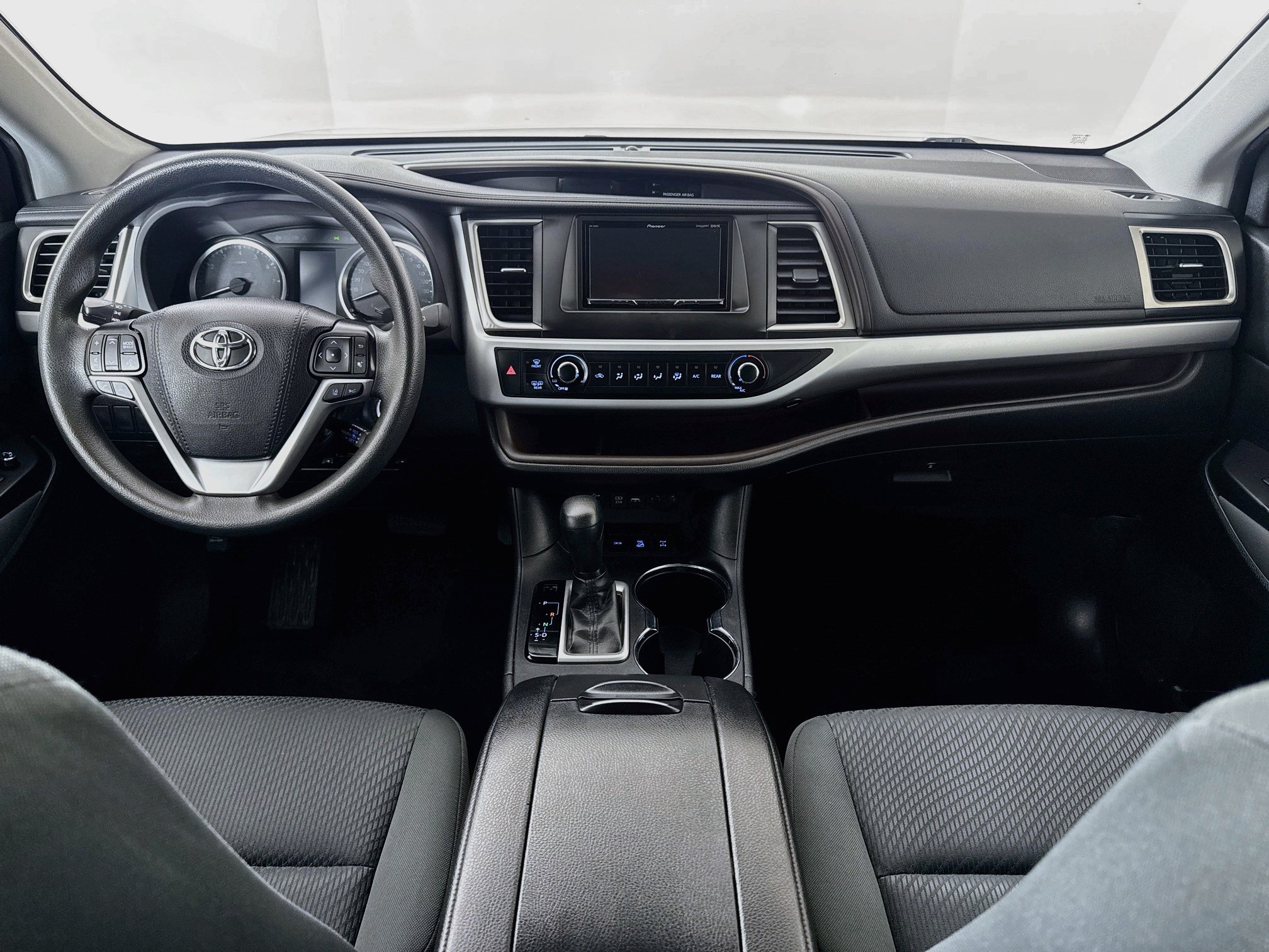 Used 2019 Toyota Highlander LE AWD/4WD image 3