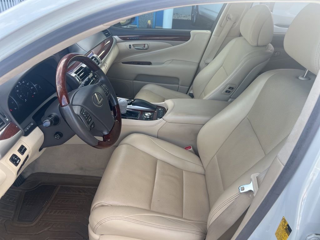 Used 2014 Lexus LS 460 w/ Ultra Luxury Package RWD image 2