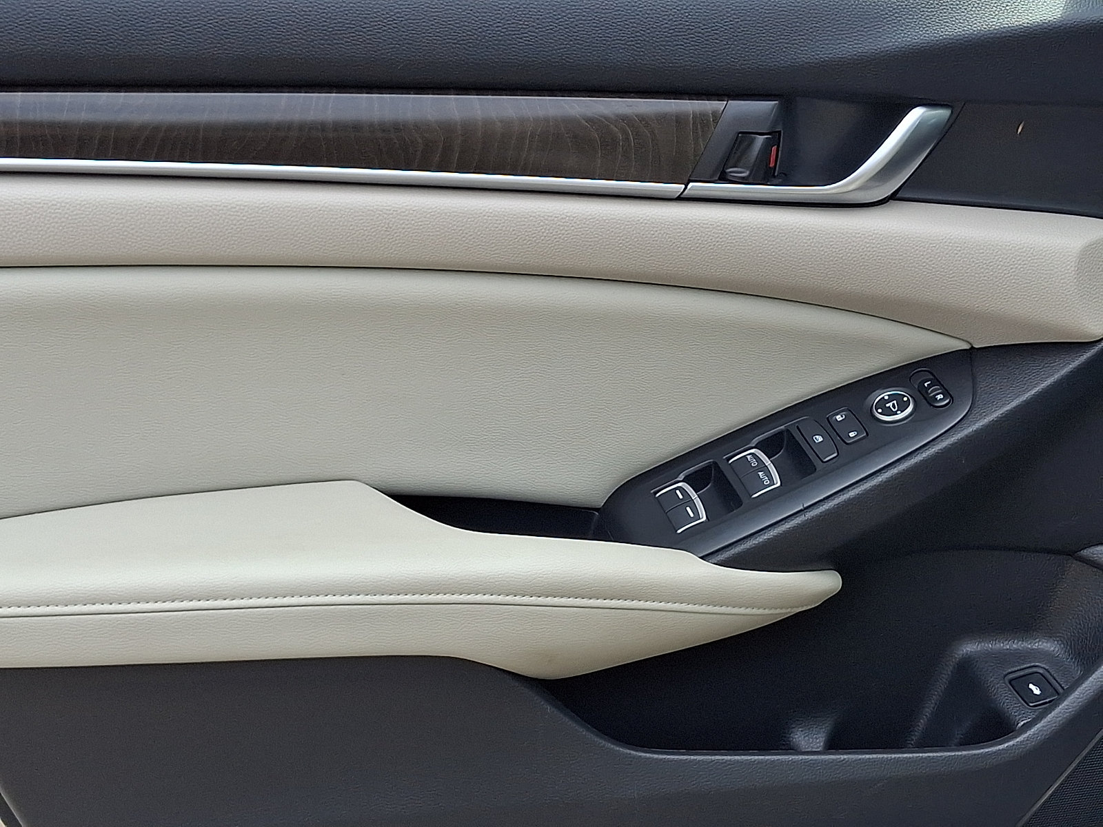 Used 2018 Honda Accord EX image 12