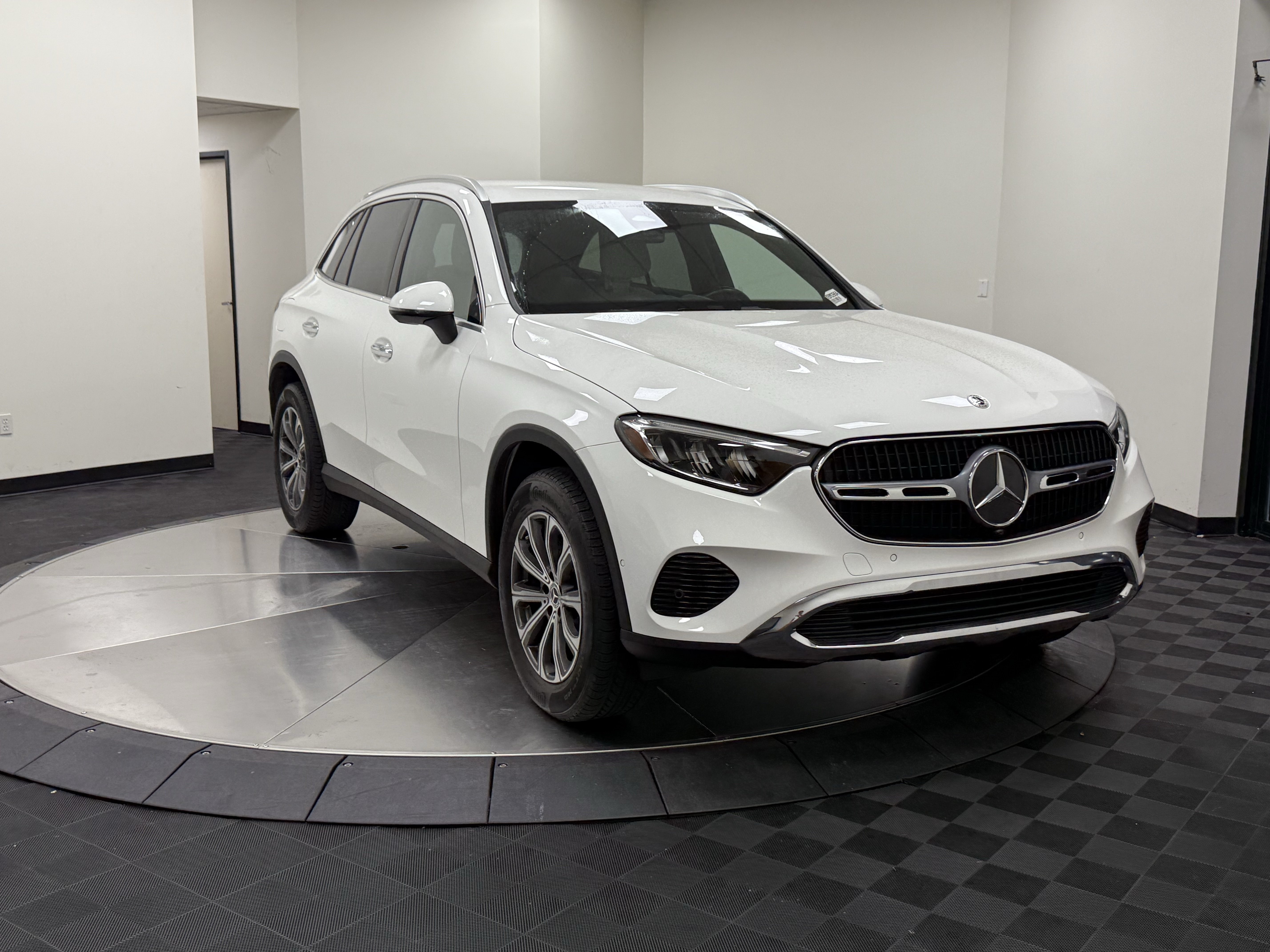 Used 2024 Mercedes-Benz GLC 300 4MATIC image 2